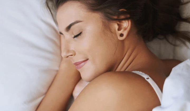 Frau schläft mit Jetlag Jetlag nicht schlafen können