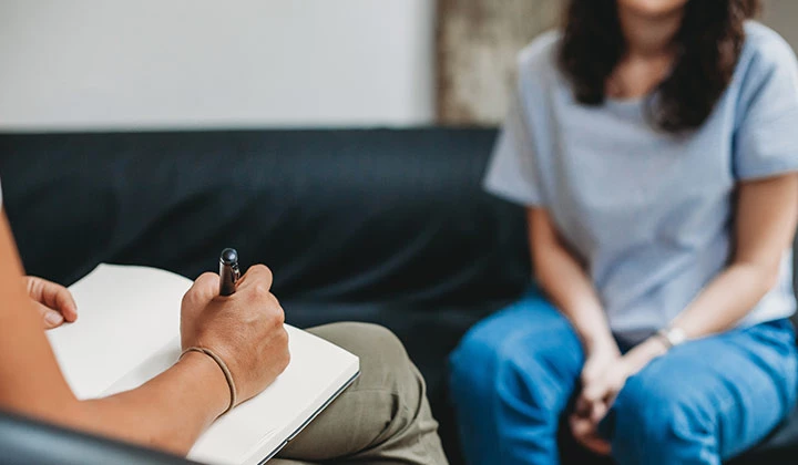 Frau bei der Therapie Frau wird behandelt wegen Schlafstörungen und Depressionen