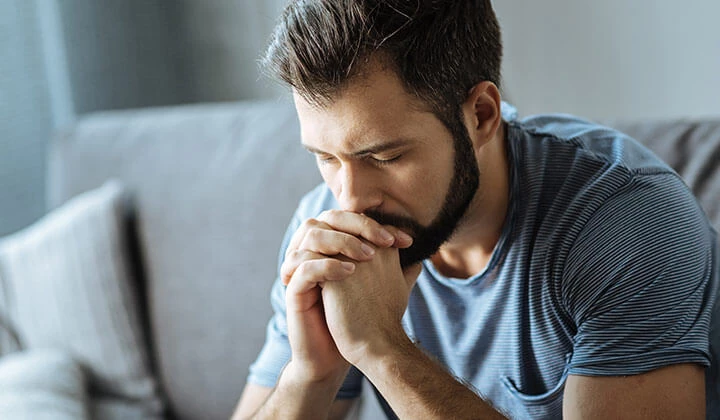 Mann nachdenklich auf Sofa Mann mit Depressionen durch Schlaf
