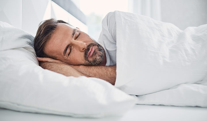 Nachtschichtarbeiter schläft tagsüber