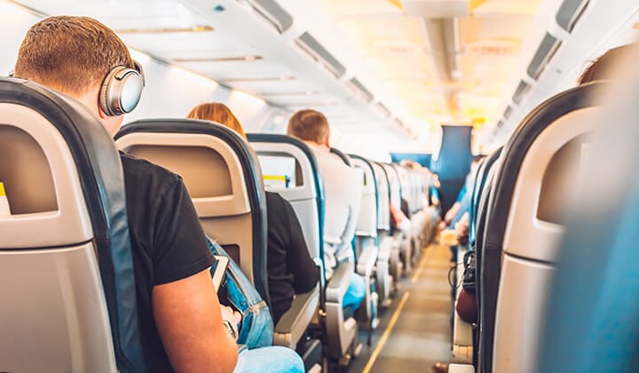 Passagiere im Flugzeug Herausforderung beim Schlafen im Flugzeug