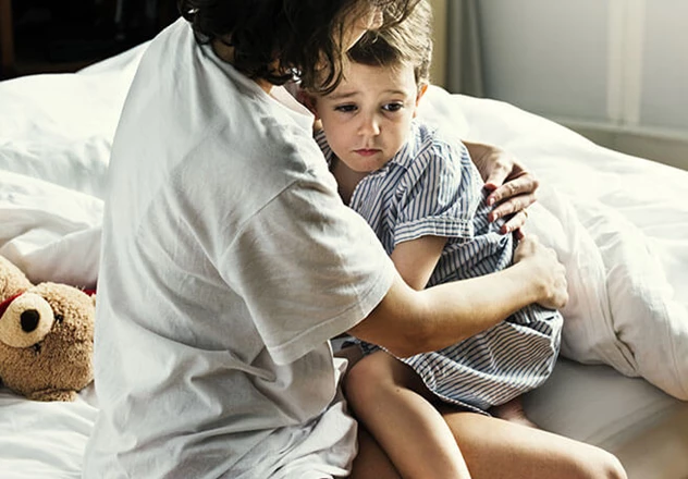 Kind mit Angst Mutter umarmt ängstlichen Sohn