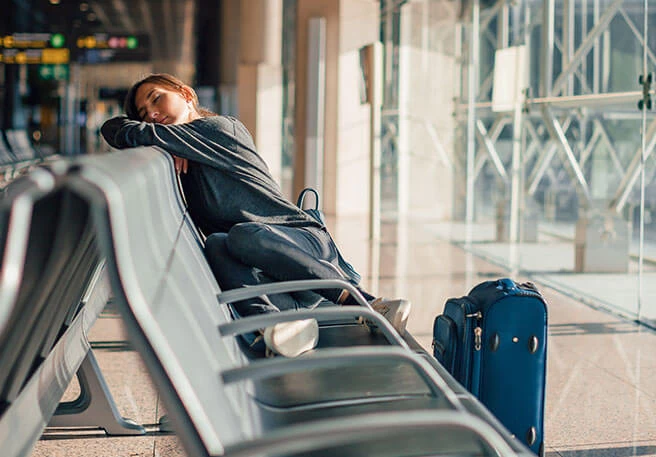 Frau mit Jetlag am Flughafen  Frau mit Jetlag am Flughafen