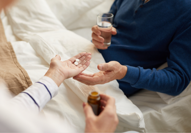 Seniorin liegt wach im Bett