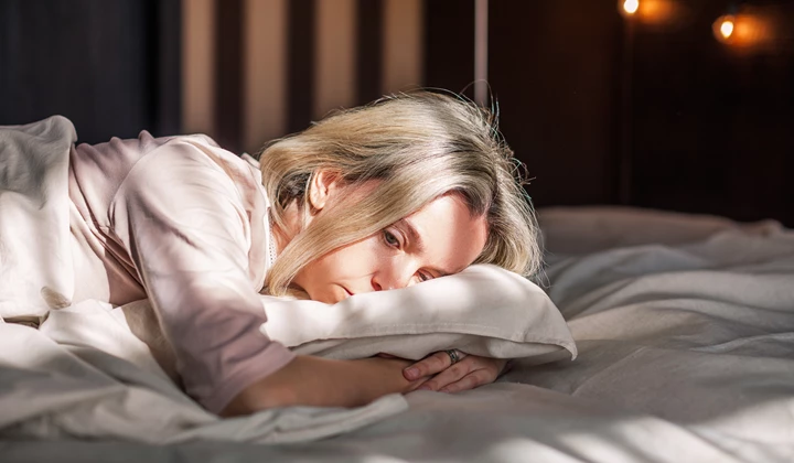 Frau liegt wach im Bett Frau leidet an Durchschlafstörung