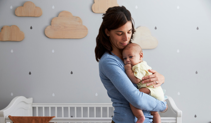 Frau trägt Baby Frau trägt Baby