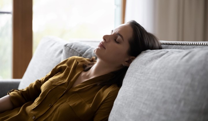 Frau erschöpft auf dem Sofa Frau erschöpft auf dem Sofa