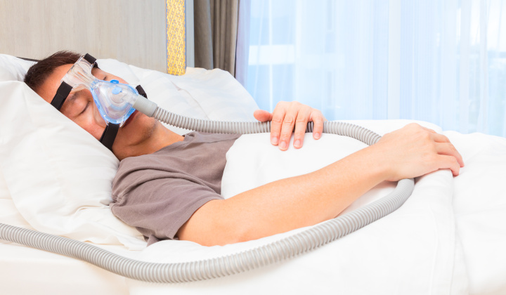 Mann trägt CPAP-Maske Mann trägt CPAP-Maske