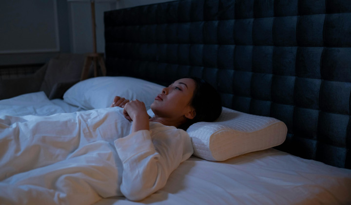 Frau liegt bewegungslos im Bett Frau liegt bewegungslos im Bett