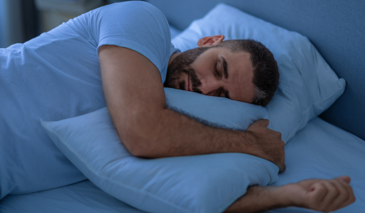 Mann schlafend im Bett Mann schlafend im Bett