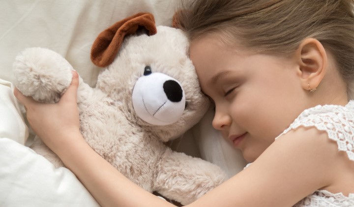 Mädchen mit Teddybär schläft Mädchen mit Teddybär schläft