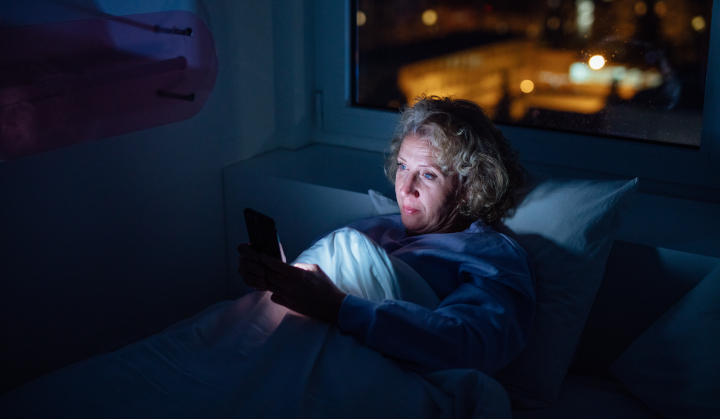 Ältere Frau im Bett am Smartphone Ältere Frau im Bett am Smartphone