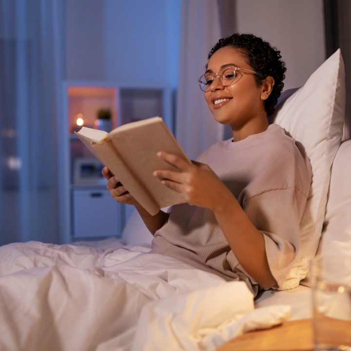 Frau mit Buch im Bett Frau mit Buch im Bett