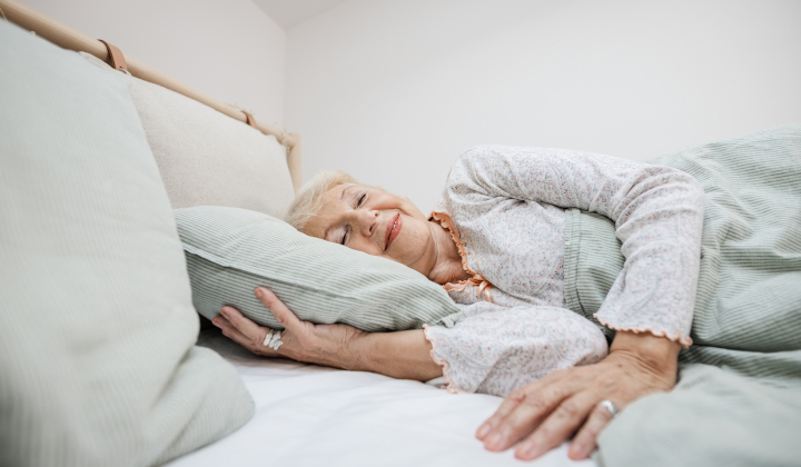 Seniorin träumt im Schlaf Seniorin träumt im Schlaf